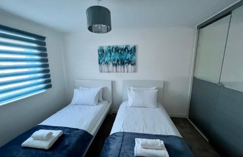 Beautiful 4-Bedroom House with Private Garden & Parking - Foto 5