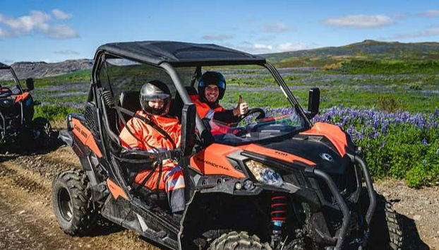 Foto en pareja a bordo del buggy