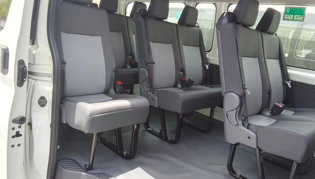 Flughafen Abu Dhabi zum Hotel in Dubai, Ankunft, Abreise mit Van oder Bus - Foto 3, Bild der Innensitze des Lieferwagens