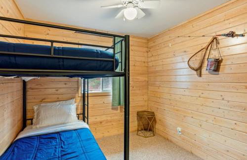 Cute Whitefish Cabin with Hot tub - Foto 25