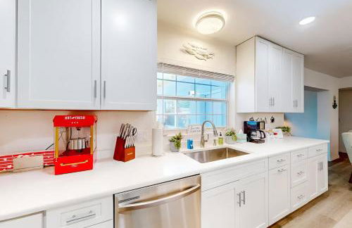 Spacious 4 bedroom 3 bath Clearwater Vacation House Cowboy Pool Fire Pit Games Close to Clearwater Beach Biking Trail Farmers Markets Harbor Health Spa Baycare Ballpark and Ruth Eckerd Hall Golf Courses - Photo 13