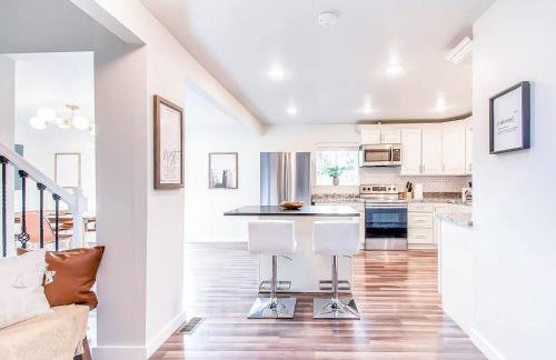 Stylish Modern Farmhouse wYard 10 mins from DT - Foto 48