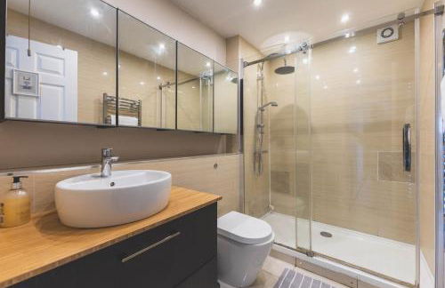 Cosy 2BR, Free Parking, 8min to City Airport - Foto 31