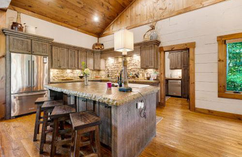 Copperline Lodge - Luxury Creekside Retreat - Creekside Views, Hot Tub, Game Room, Outdoor Fireplaces, Chef Kitchen, Fire Pit - - Foto 16