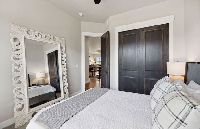 Upscale Waterfront Estate With Mountain Sunset Views - Foto 7