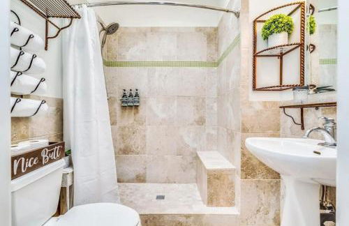 2BR Hideaway with Patio Springtime in Downtown - Foto 20