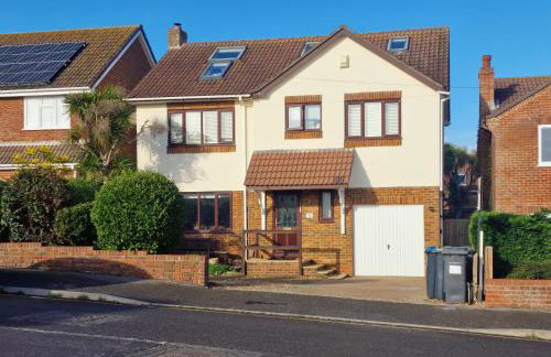 Spacious Seaside Home in Peaceful Coastal Setting - 5 Minutes Walk to the Beach - Foto 29