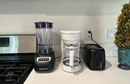 Entire Private Home with 3 Bedrooms 2 Bathrooms, Family Home Free Pool, Tub and Parking, Available Now - Foto 36