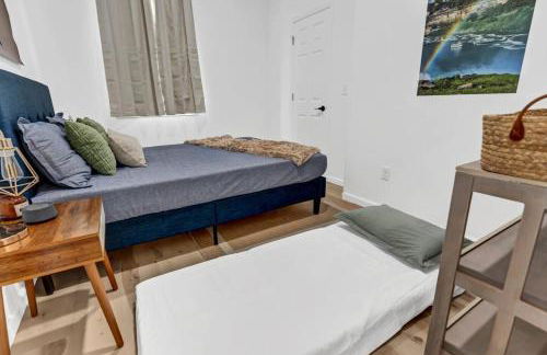 Stylish And Roomy Full House Dtwn - Photo 13