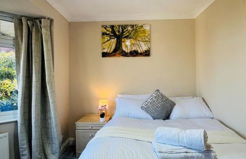 Modern 4BR House with Parking, 8 Mins to Gatwick Airport - Foto 37