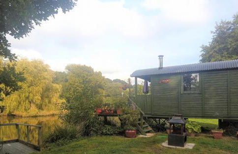 Charming tranquil Shepherds Hut with lakeside balcony 'Roach' - Foto 9