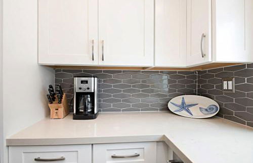 Chic Upstairs Condo Steps from Strands Beach - Foto 14