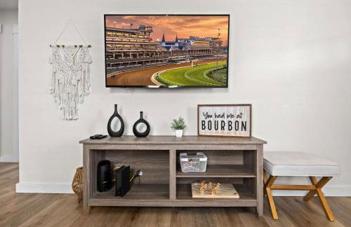 3BR 2BA Derby Home Walk to Churchill Free Parking - Foto 8