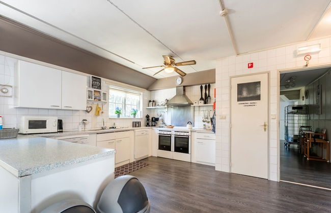 Attractive Farmhouse in Giethoorn With Garden - Photo 28