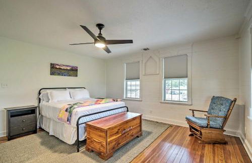 Fire Pit, Pickleball, Pool! Schulenburg Farmhouse - Foto 16