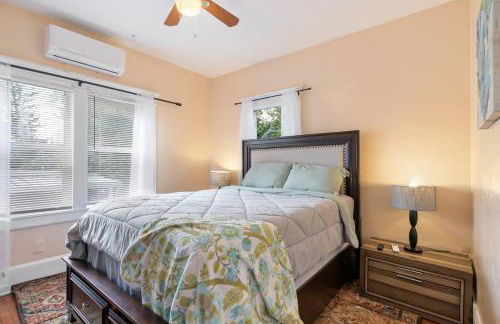 Beautiful Home Steps from the beach + Side Porch - Foto 22