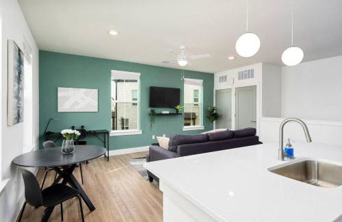 Refined Living in a Vibrant Locale Dream Stay - Photo 7