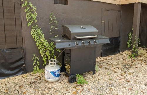 Secluded Retreat w Hot Tub, FirePit & Pool Access - Foto 36