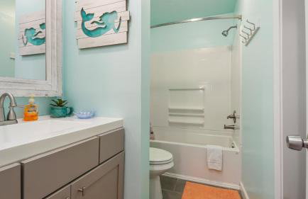 Beach access close to Walmart, Bowling,skating and Game room - Photo 40