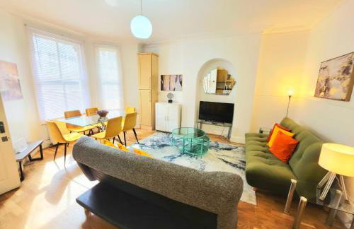 Spacious & Cosy 2 Bedroom Home plus 2 Sofa-beds with Private Entrance and Back Patio, 3 min walk to Earl's Court Station - Photo 4