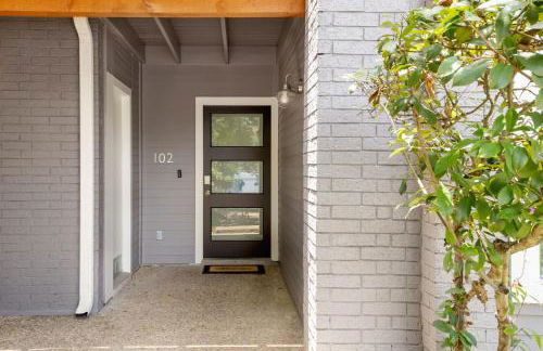 Serene SoCo Escape, Walk to Cafes and Free Parking - Photo 31