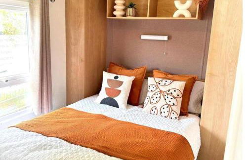 Harwich - Caravan - Sleeps 10 - Garden - Pool - Foto 9