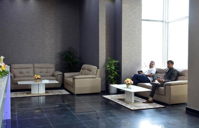 President Waves - Photo 34