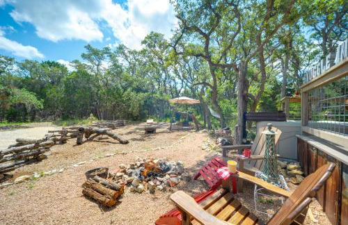 Snuggle Inn Wimberley Cabin with Fire Pit and Deck - Foto 28