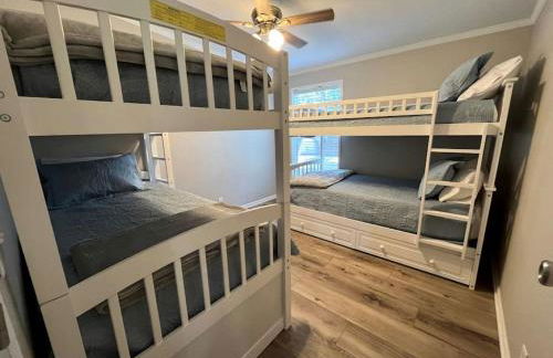 Spacious Vacation Rental with Stunning Lake Views from the Incredible Deck for an Amazing Getaway in Sabine National Forest in Hemphill, Texas - Foto 25