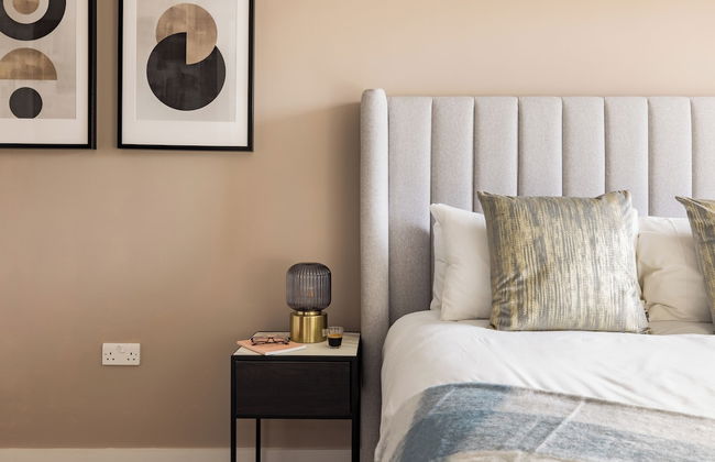 Leeds Centre by Charles Hope - Photo 3