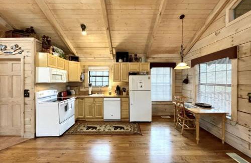 Perfectly private! Hot tub, king sized bed, grill, washer/dryer, and motorcycle friendly! Studio Cabin by RedAwning - Foto 8
