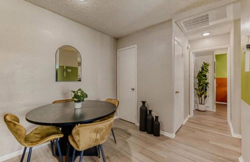 Serene King Suite Getaway - Sleeps 4 - Pool, Pkg - Foto 22