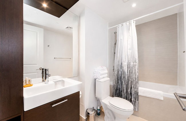 Downtown Toronto 2 Bedroom Suite Near Business District, U of T, UHN Hospitals - Foto 7