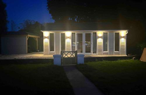 Cosy Studio Cabin with Optional Hot Tub Lilliput near Sandbanks beach - Photo 9