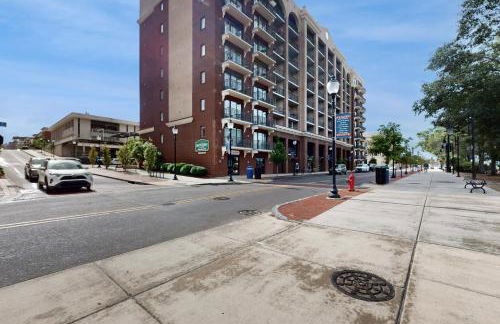 Dog-friendly downtown condo with riverfront balcony - walk to shops & eateries - Foto 25