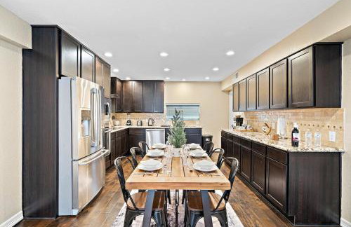 Nr DT, Med Center, Midtown Sleeps 16 Game Room - Photo 5