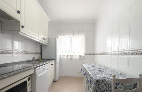 Os Apartamentos A Ramos na Praia da Galé Estão inserido em Condomínio com PISCINA, Fica apenas a 350 Metros da Praia da Galé - Apartamentos com Ar Condicionado tanto nos Quartos como na Sala, Smart TV com Prime Vídeo e Cozinha Completa - Foto 45