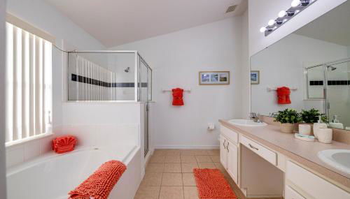 630- 3 Bedroom South facing Home with Pool Drenched in Florida Sunshine Perfect for Families - Foto 5