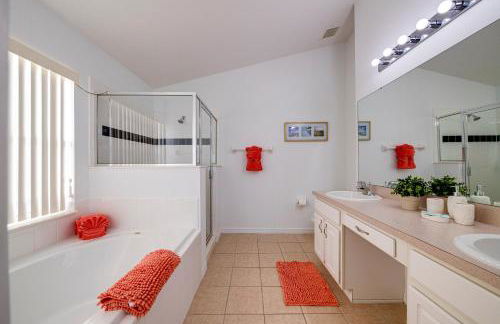 630- 3 Bedroom South facing Home with Pool Drenched in Florida Sunshine Perfect for Families - Foto 5