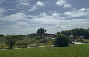 117 Cocoa Beach Club Direct Oceanfront Next to Pier, Dog Friendly! - Foto 21