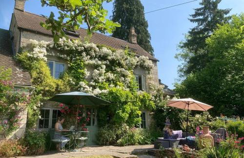 Charming Escape - Dog-Friendly Writer's Stone Cottage in the Stroud Valleys - Photo 1
