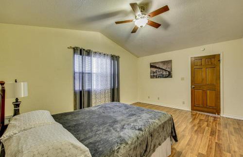 Pool and Game Room Waterfront Harlingen Home - Foto 32