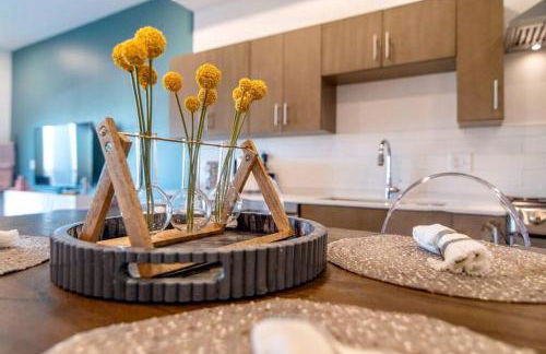 Stylish downtown condo w/ pool & parking - Foto 18