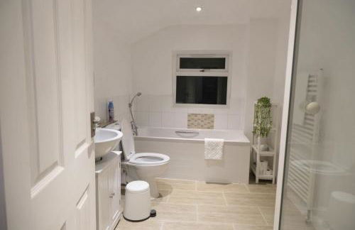 Stylish 4 Bed Home in Aylesbury, Buckinghamshire - Foto 28
