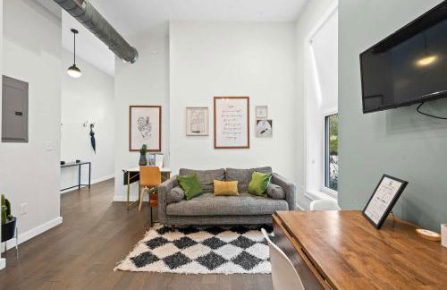 1BR with Parking - Walk to Convention Center & Stadiums - Foto 9