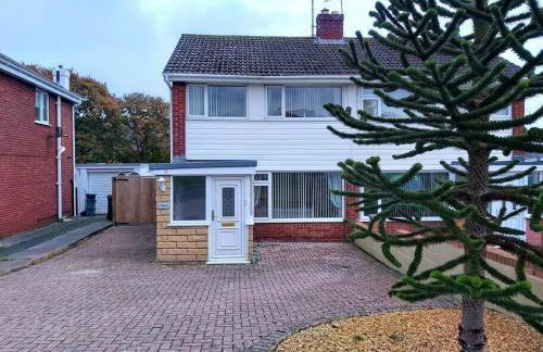 Croeso; Cosy and ideally located for mountains and beaches - Photo 2