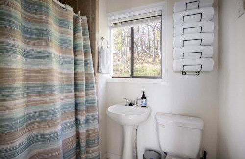 Lofted chalet cabin w hot tub fire pit & views - Foto 21