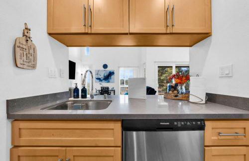 Modern Bay Area Retreat | Balcony + Private Patios - Foto 23