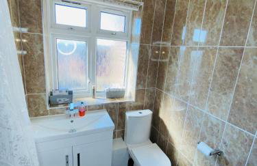 Bright, Spacious, modern Interior Decor 2 bedrooms Apartment with amazing views - Photo 23