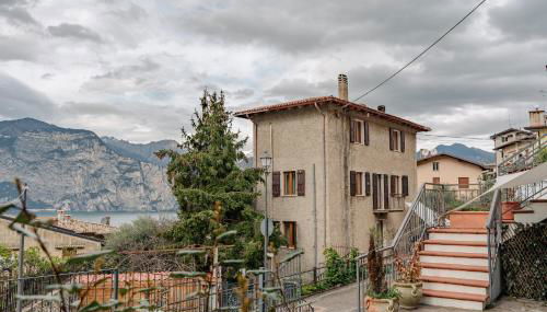 Casa Galya with private patio by GardaDoma - Foto 3